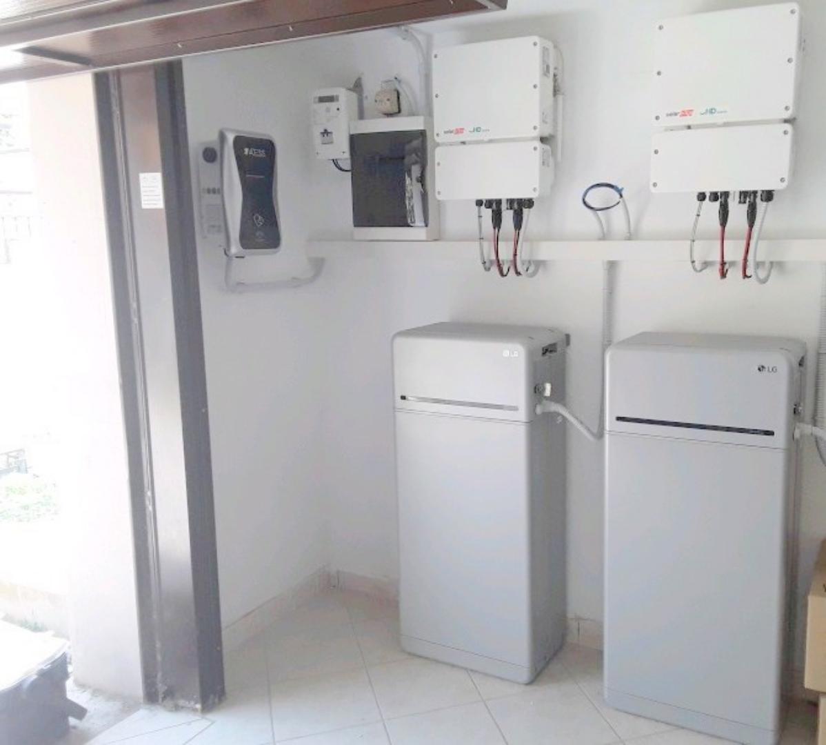 Batterie di accumulo LG RESU PRIME da 16 kWh + COLONNINA DI RICARICA ATESS 7,2 kW a Papozze (RO)